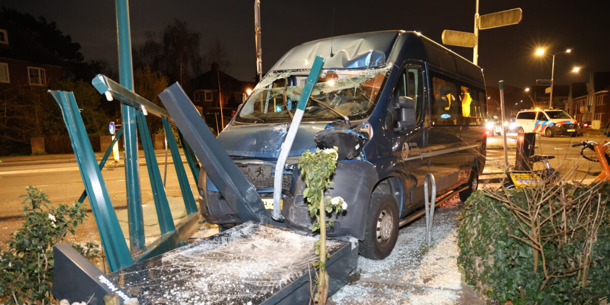 Rolstoelbus ramt bushalte bij Rhijngeesterstraatweg