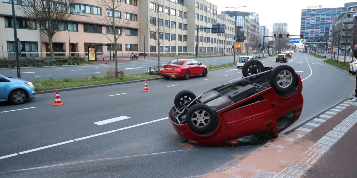 Brommobiel over de kop op Schipholweg
