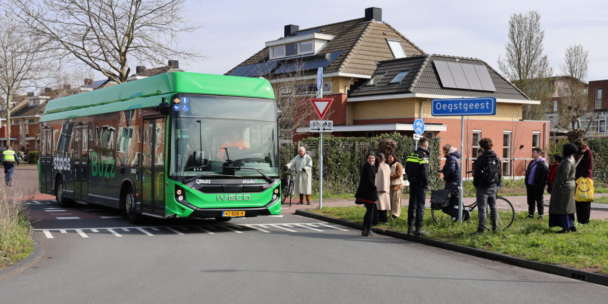 Fietsster in Oegstgeest aangereden door stadsbus