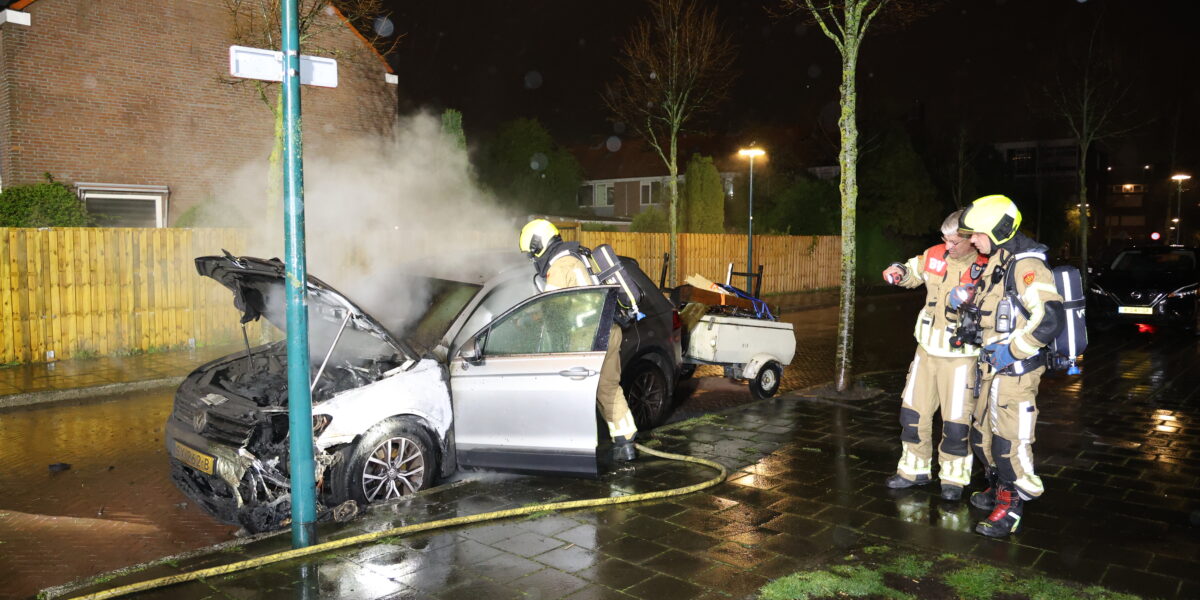Brandende auto in Oegstgeest vermoedelijk aangestoken