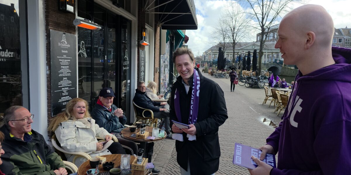 Volt-voorman Dassen op campagne in Leiden
