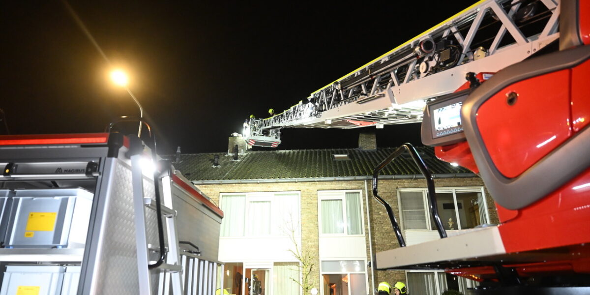 Brandweer rukt uit voor ontploffingen in schoorsteen Voorschoten