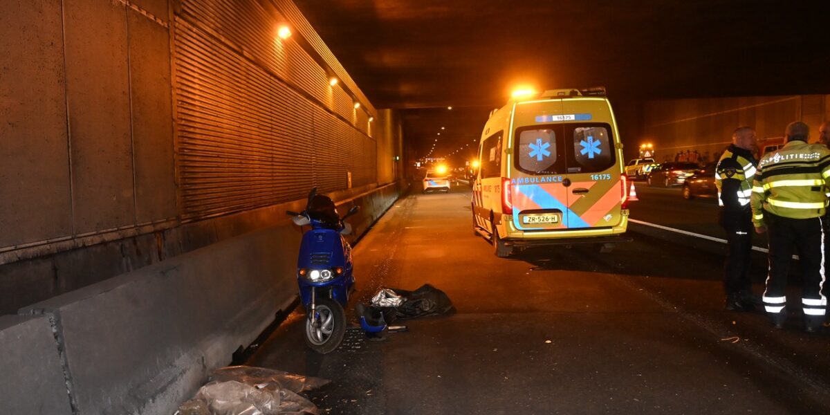 Motorrijder gewond bij aanrijding op snelweg bij Leiderdorp