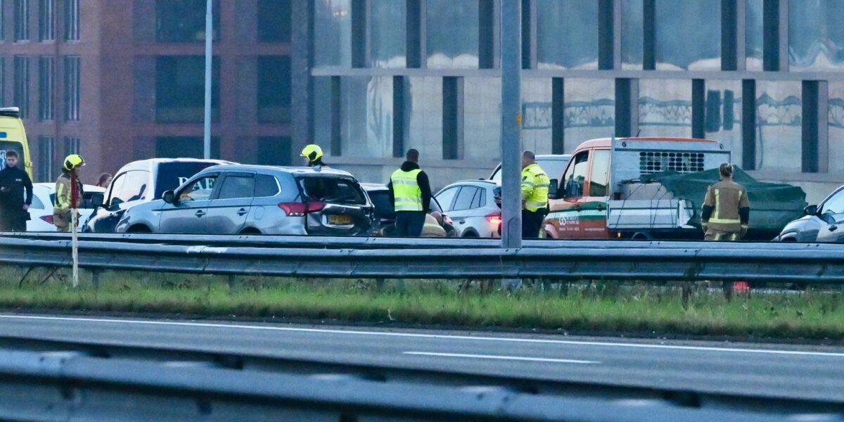 Snelweg dicht na kop-staartbotsing op A4