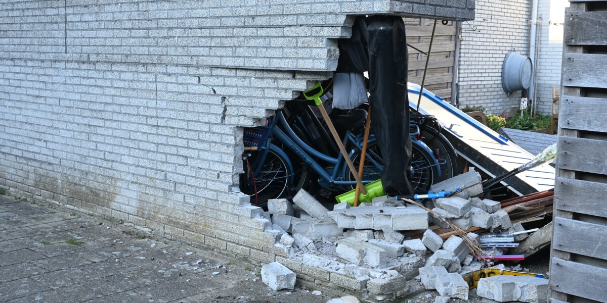 Schuur ernstig beschadigd door aanrijding