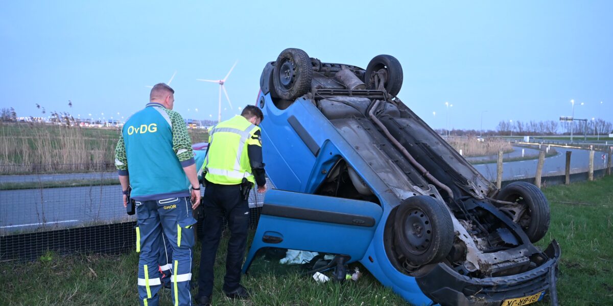 Auto slaat over de kop bij knooppunt Hofvliet; bestuurder aangehouden