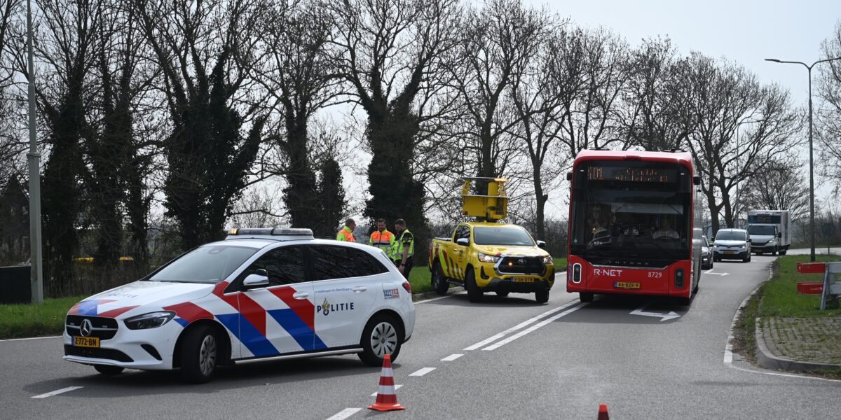 Auto's botsen op Zoeterwoudse kruising