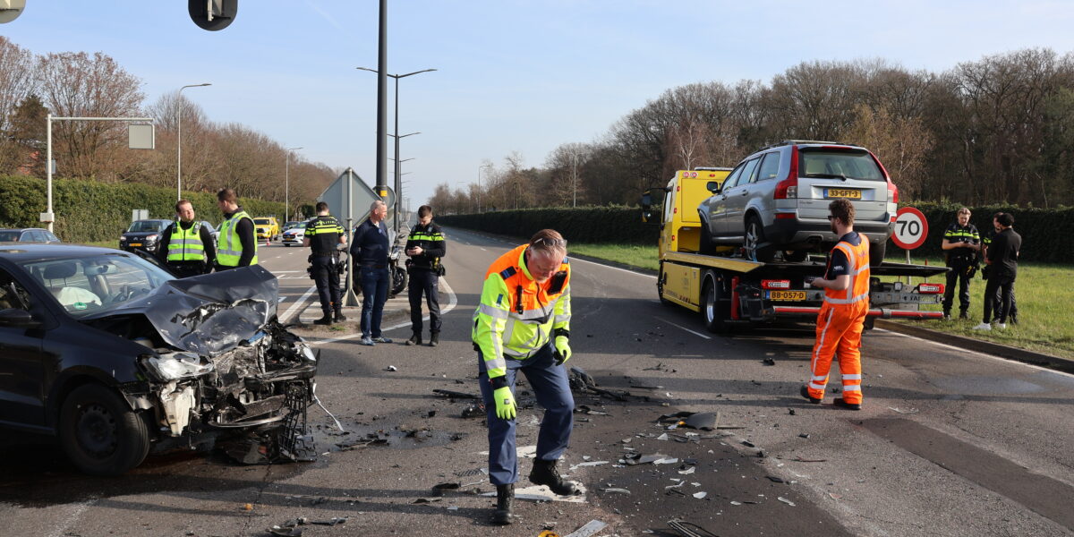 Auto zwaar beschadigd bij botsing in Wassenaar