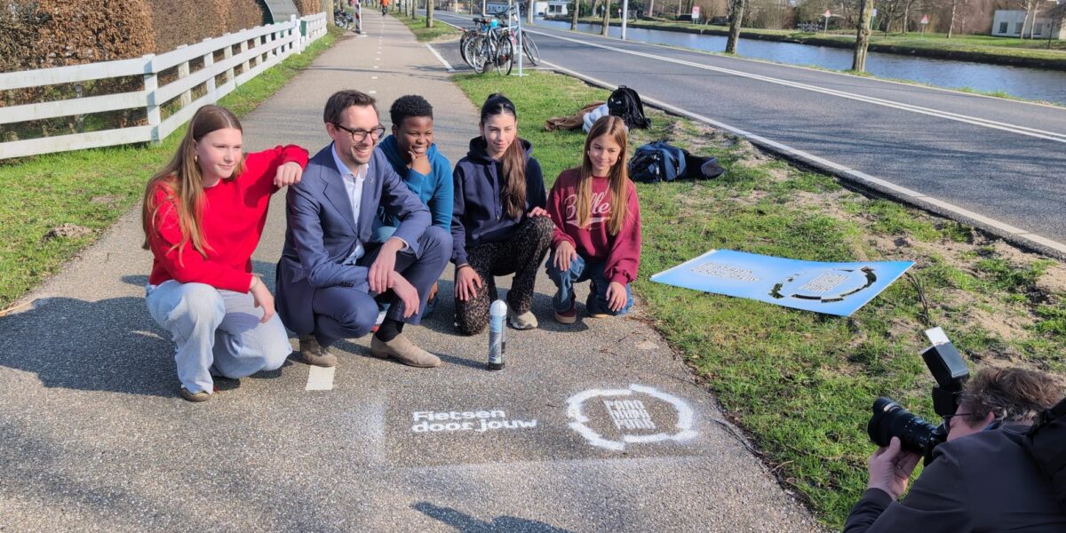 Aftrap Panoramapark door graffiti op fietspad Kanaalweg