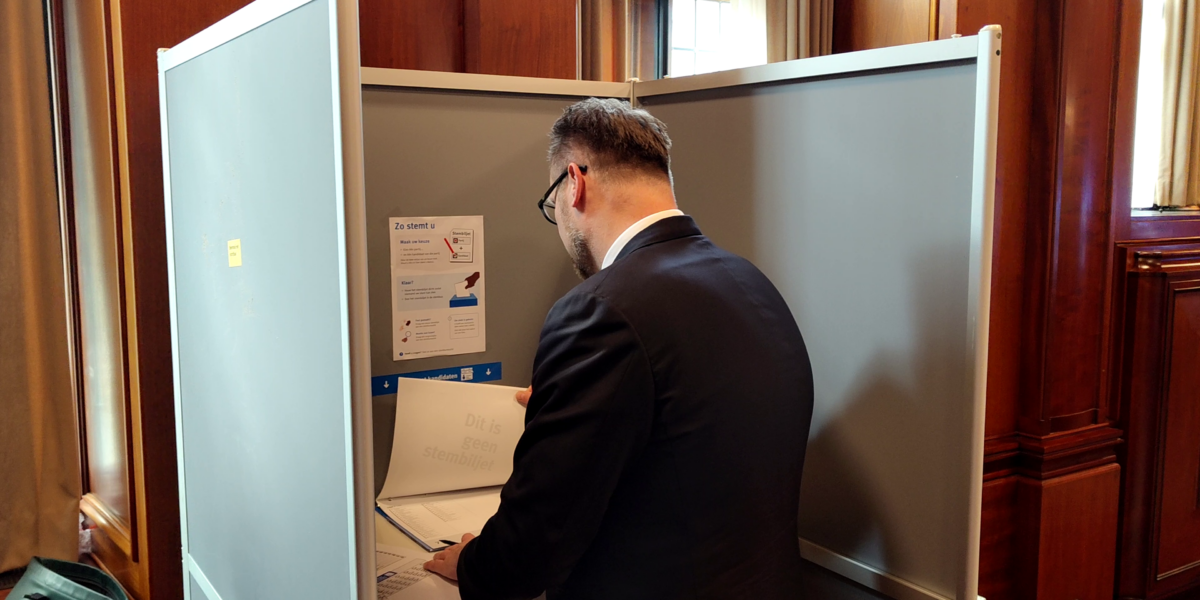 Minister Heerma test nieuw stembiljet