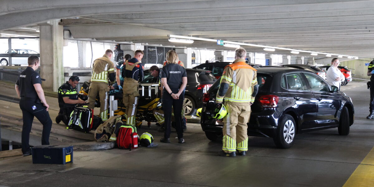 Vrouw gewond bij aanrijding in parkeergarage