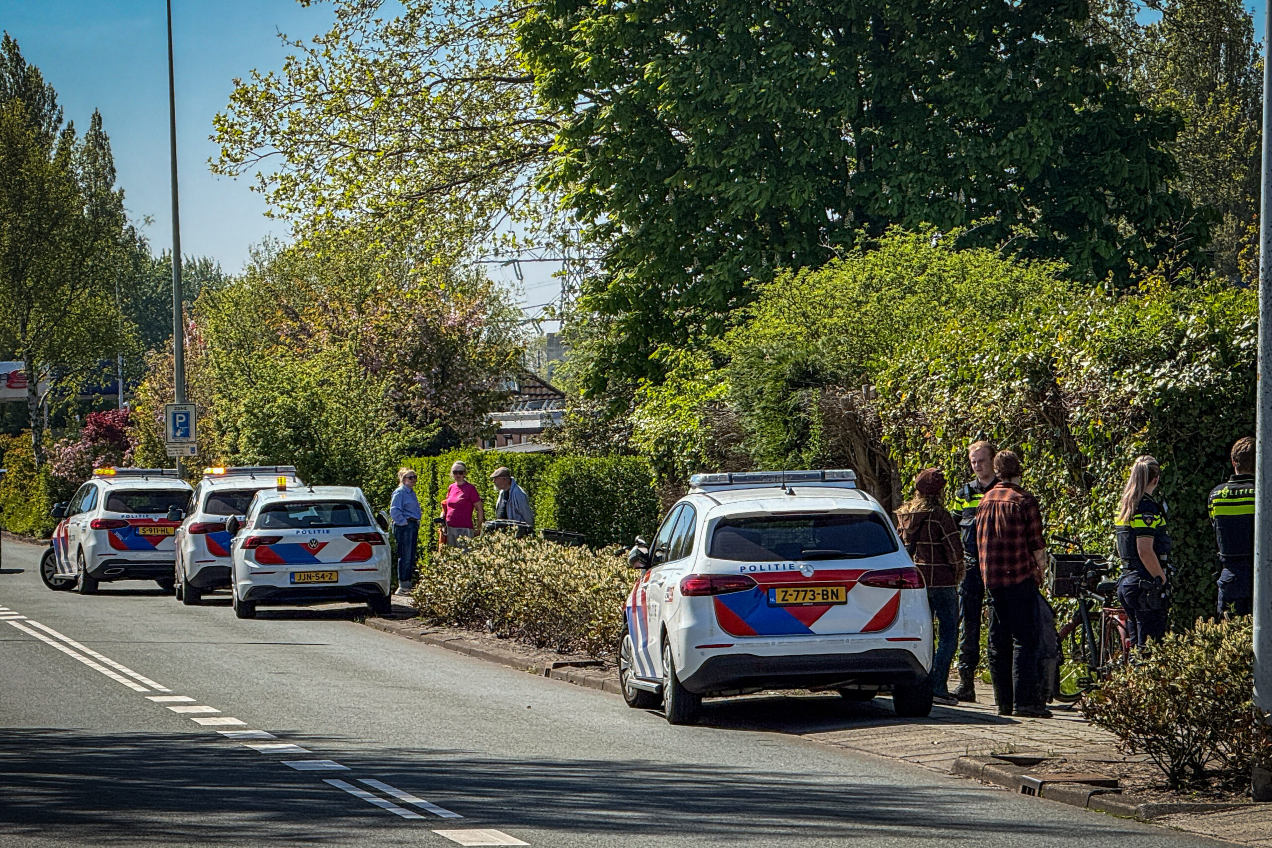LEIDEN - Donderdagmiddag 23 april rond 14.15 uur is de politie met meerdere eenheden uitgerukt naar de Haagweg in Leiden. In totaal kwamen circa vijf politievoertuigen ter plaatse in verband met een verdachte situatie. Aanvankelijk werd gedacht aan een mogelijke inbraak, waarna met spoed werd uitgerukt. Bij aankomst bleek al snel dat er geen sprake was van een lopende inbraak. Het lijkt te gaan om een situatie met krakers bij een object dat wordt omschreven als een woonboot of een vergelijkbare woonconstructie. Wat er precies gaande is en hoe de situatie zich verder ontwikkelt, is op dit moment nog onduidelijk. Meerdere personen bevinden zich buiten het terrein en worden door de politie in de gaten gehouden.