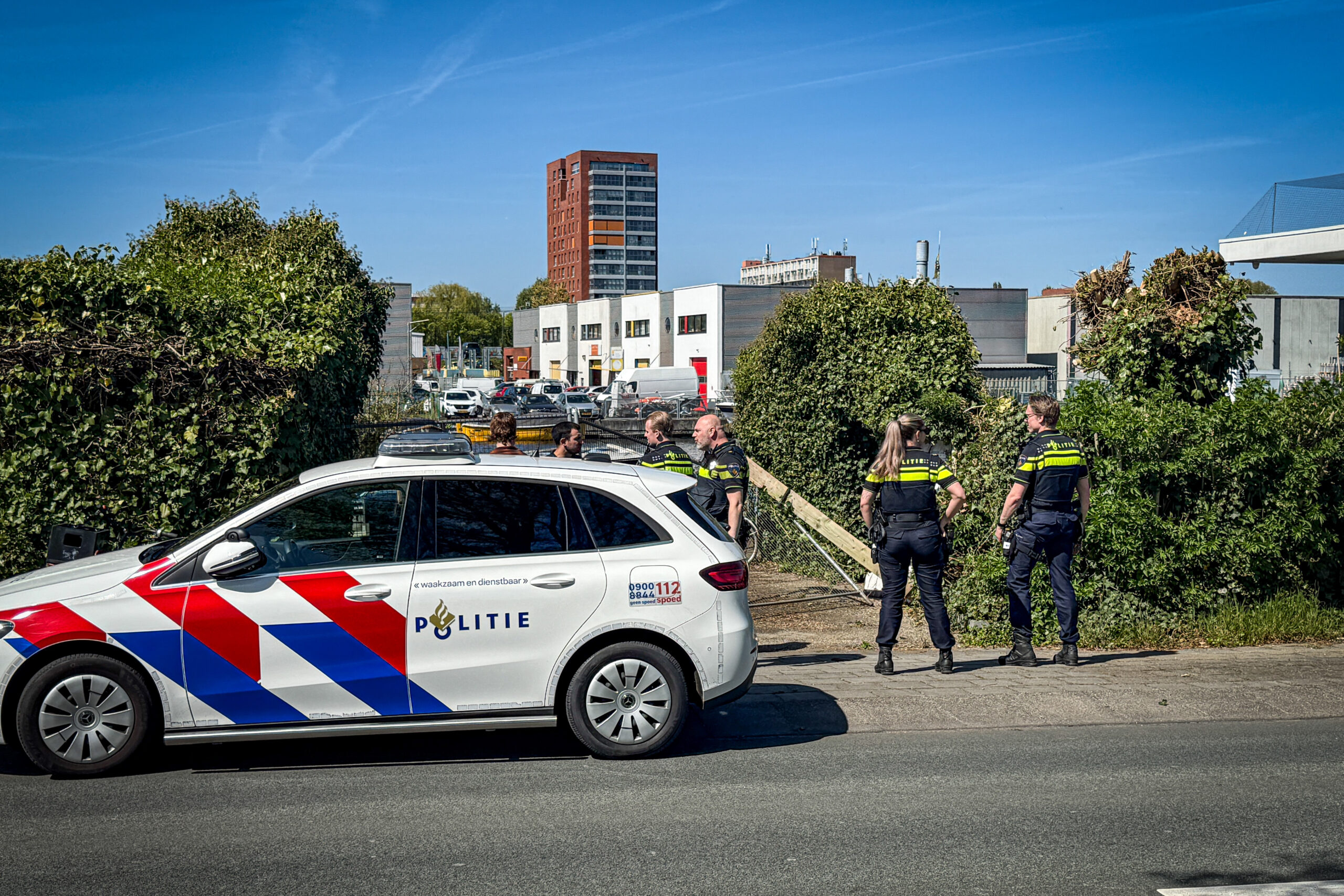 LEIDEN - Donderdagmiddag 23 april rond 14.15 uur is de politie met meerdere eenheden uitgerukt naar de Haagweg in Leiden. In totaal kwamen circa vijf politievoertuigen ter plaatse in verband met een verdachte situatie. Aanvankelijk werd gedacht aan een mogelijke inbraak, waarna met spoed werd uitgerukt. Bij aankomst bleek al snel dat er geen sprake was van een lopende inbraak. Het lijkt te gaan om een situatie met krakers bij een object dat wordt omschreven als een woonboot of een vergelijkbare woonconstructie. Wat er precies gaande is en hoe de situatie zich verder ontwikkelt, is op dit moment nog onduidelijk. Meerdere personen bevinden zich buiten het terrein en worden door de politie in de gaten gehouden.