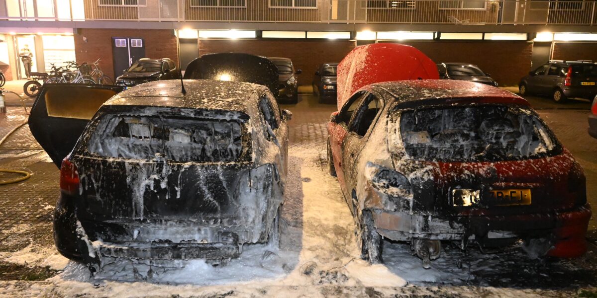 Twee auto's uitgebrand in Voorschoten