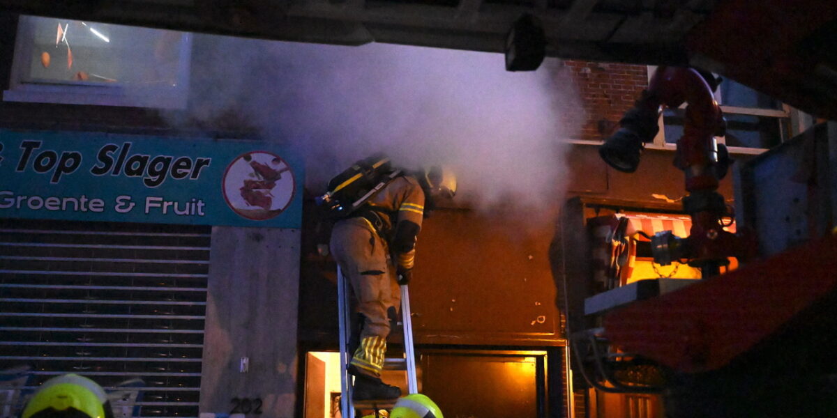 Brand in steegje bij Haarlemmerstraat