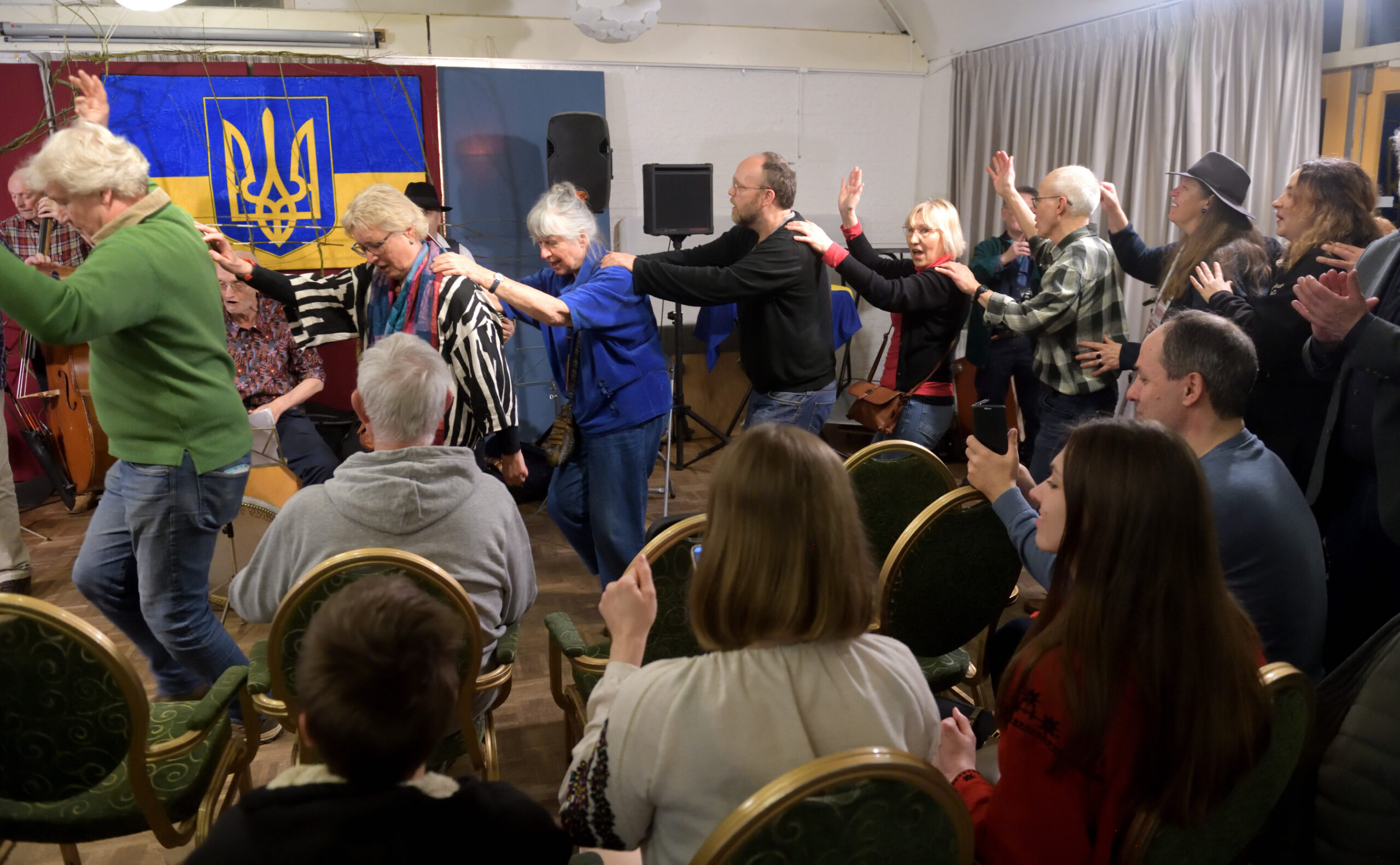 Na het inladen van de ambulance hulpmiddelen werd de polonaise gedaan. 