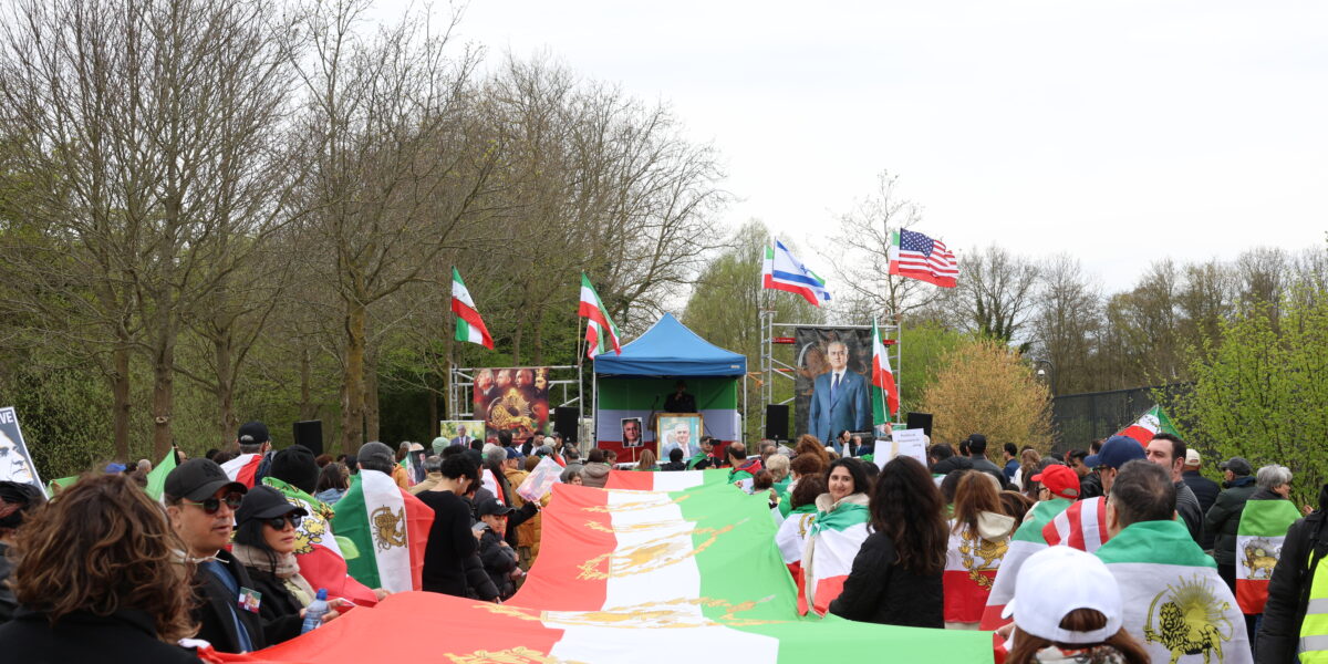 Iraniërs betogen bij Amerikaanse ambassade