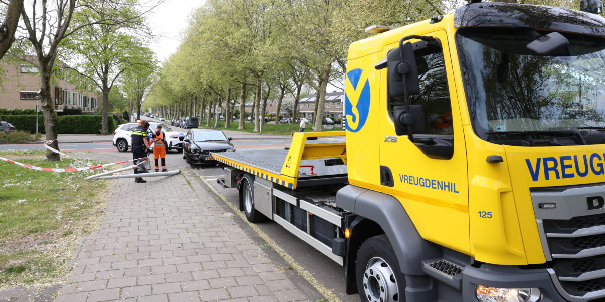 Automobilist rijdt lantaarnpaal omver