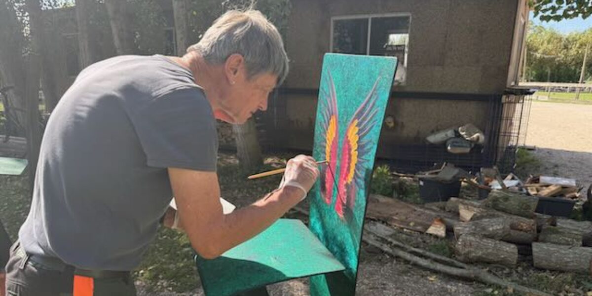 Kunstwerk Vleugels: zeven stoelen landen in het Vogelvoedselbos