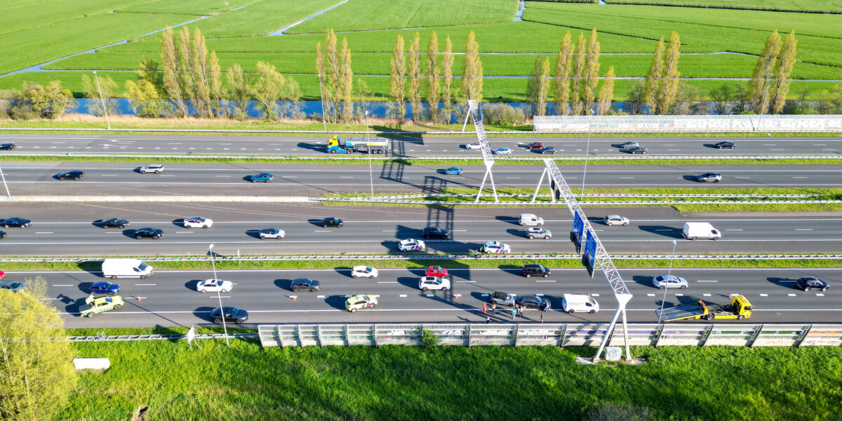 Drie auto's botsen op A4 bij Leiden