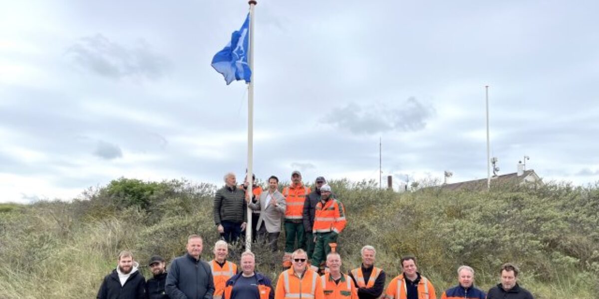 Blauwe vlag wappert weer op strand Wassenaar