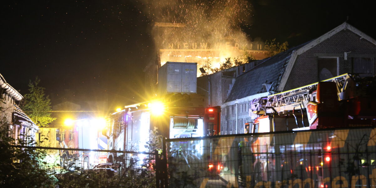 Uitslaande brand in monumentaal fabriekscomplex langs Rijndijk