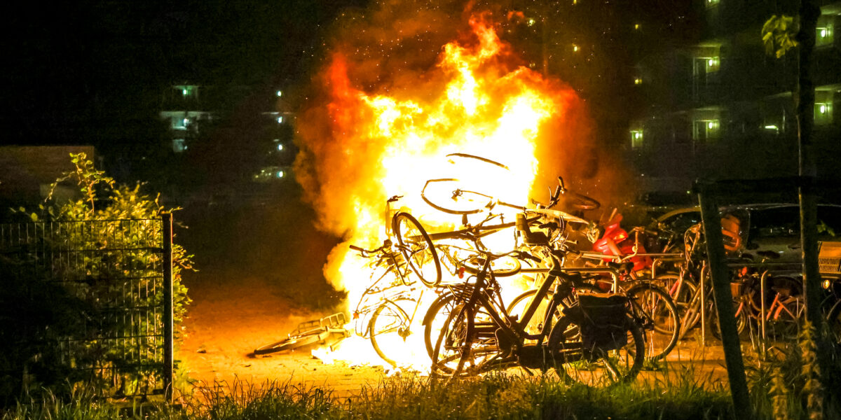 Fietsen opgestapeld en in brand gestoken