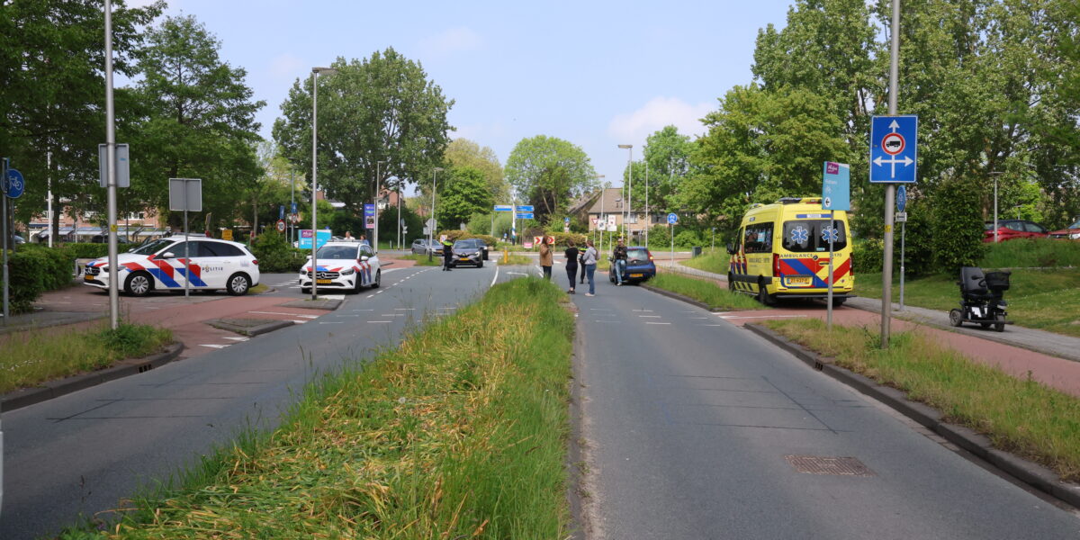 Auto en scootmobiel botsen voor ziekenhuis
