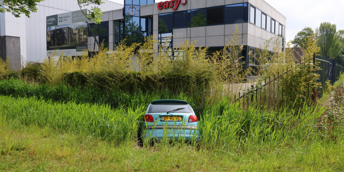 Auto in sloot na aanrijding