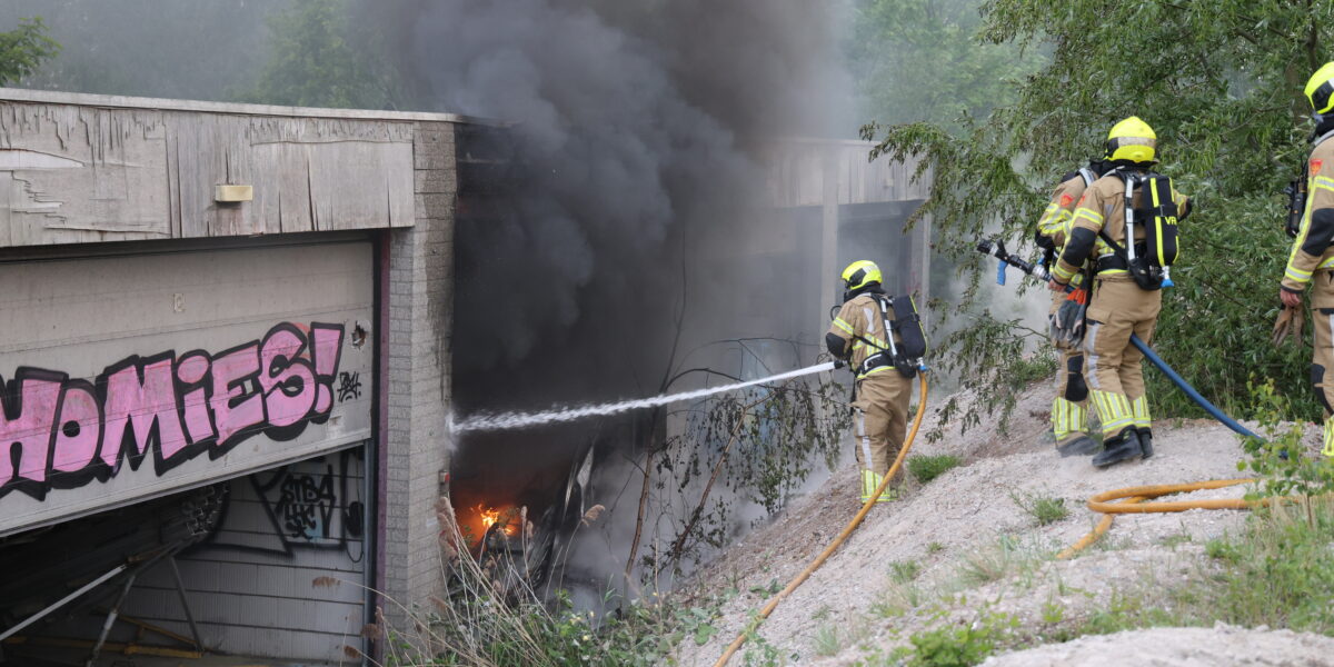 Brand in leegstaande opslagruimtes bij Hallenweg