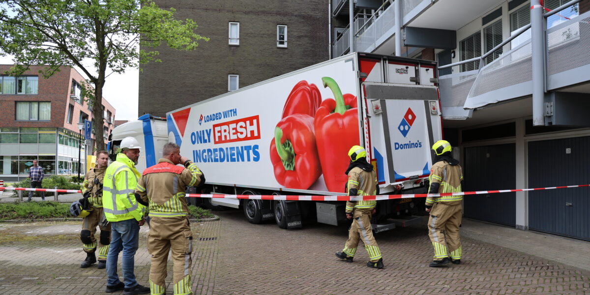 Vrachtwagen rijdt balustrade galerij kapot