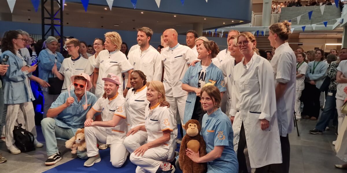 LUMC presenteert nieuwe dienstkleding op catwalk