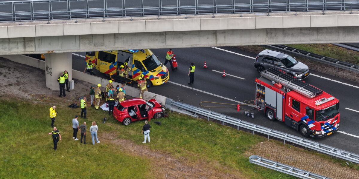 Auto vliegt uit bocht op A4