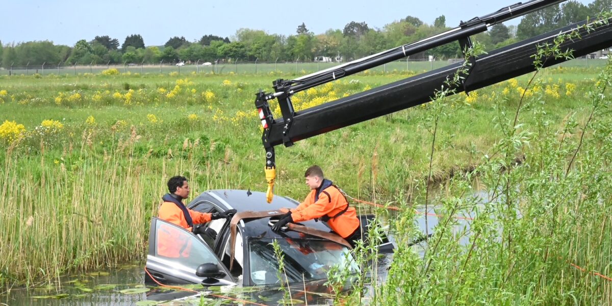 Auto uit sloot getakeld; inzittenden spoorloos