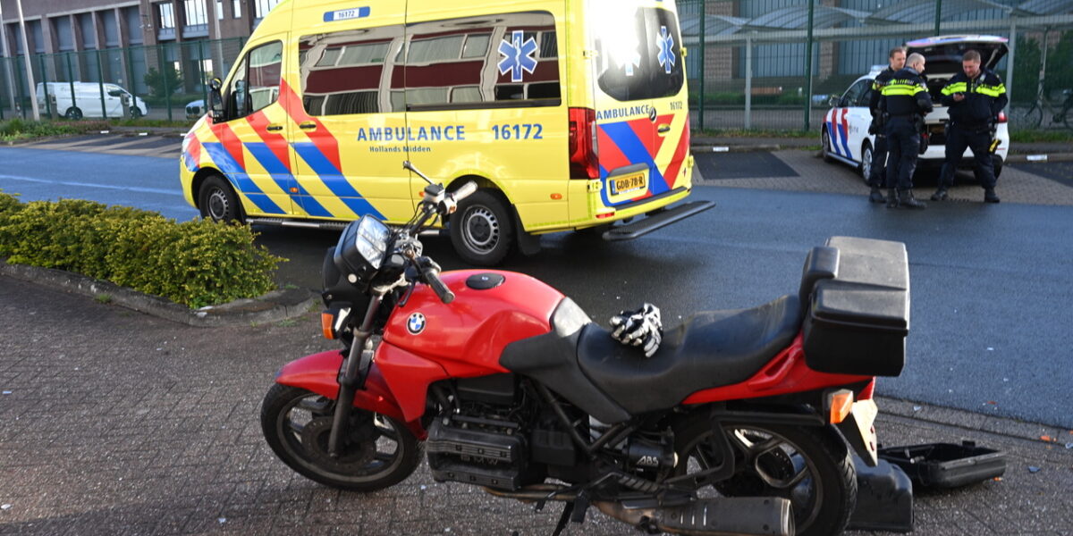 Busje en motorrijder botsen in Zoeterwoude