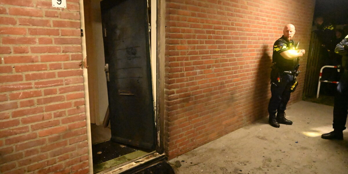 Explosie bij woning in Julianastraat in Leiden-Noord