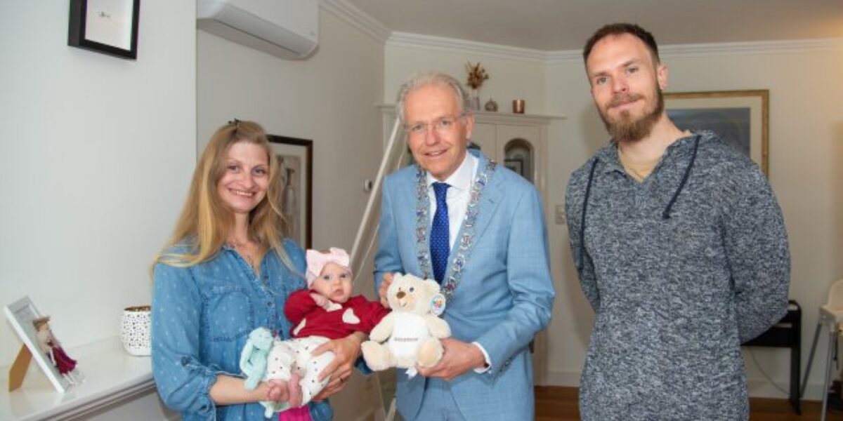 Burgemeester Wassenaar feliciteert 28.000e inwoner