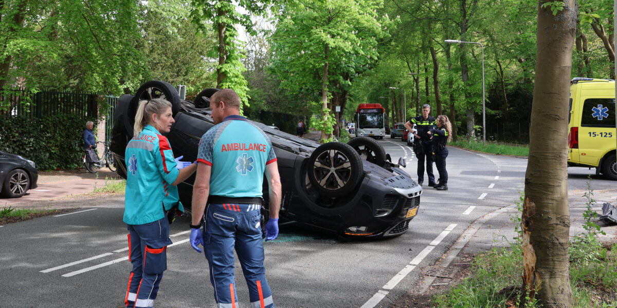 Auto vliegt uit de bocht in Wassenaar