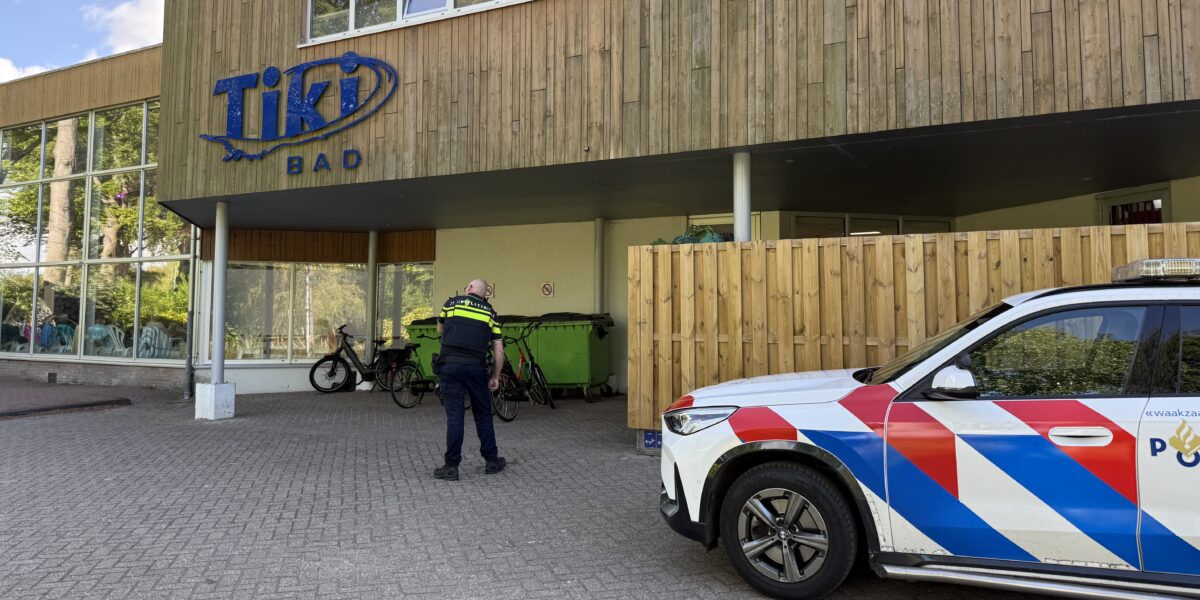 Jongeren dringen gesloten Tikibad binnen