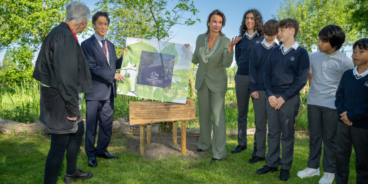 Japanse ambassadeur onthult plaquette bij Vredesboom The British School