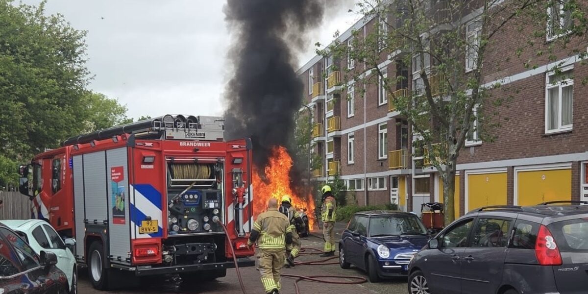 Enorme vlammenzee bij autobrand Corellistraat