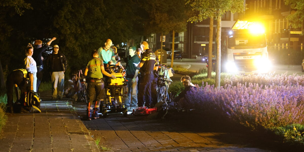 Vrouw gewond bij botsing tussen fietsers