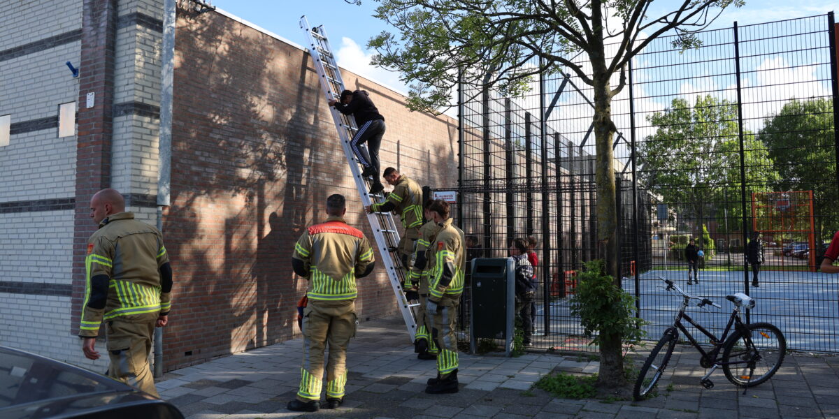 Brandweer redt jongen van dak sporthal
