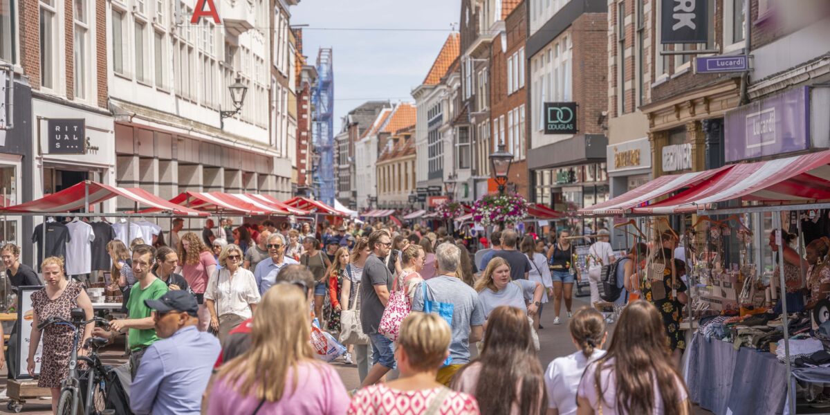 Jaarmarkt op Haarlemmerstraat tijdens Lakenfeesten