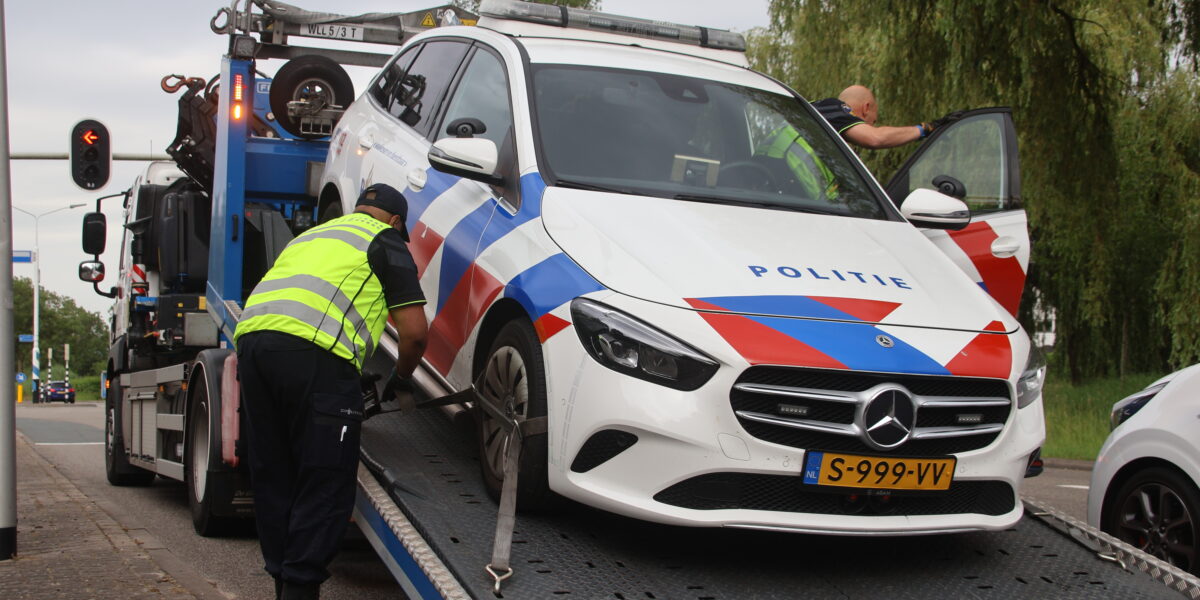 Politiewagen rijdt tegen stoep, auto afgesleept