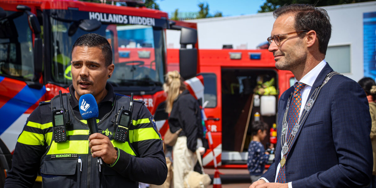 Veiligheidsdiensten presenteren zich op Lammermarkt