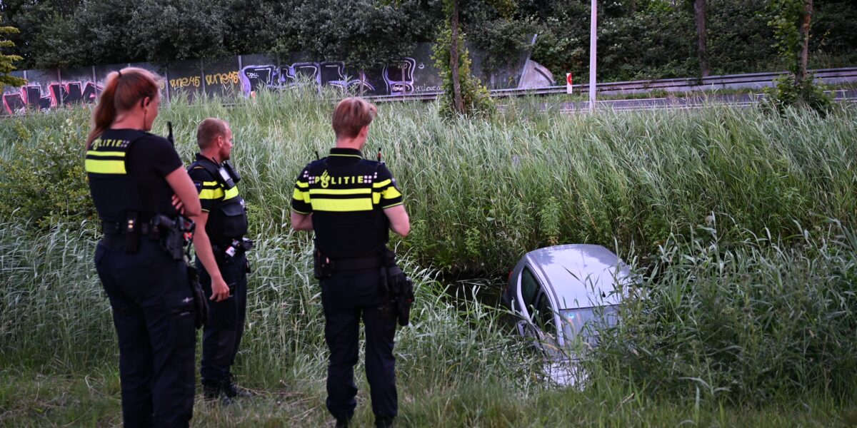 Auto te water in Oegstgeest: bestuurder spoorloos