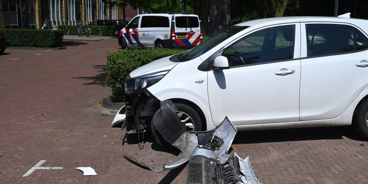 Automobiliste ramt geparkeerde auto op Azurietkade