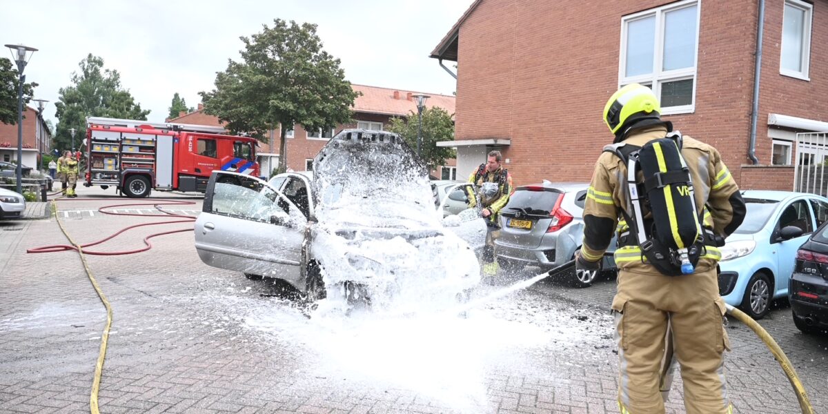 Auto brandt uit in Roomburg