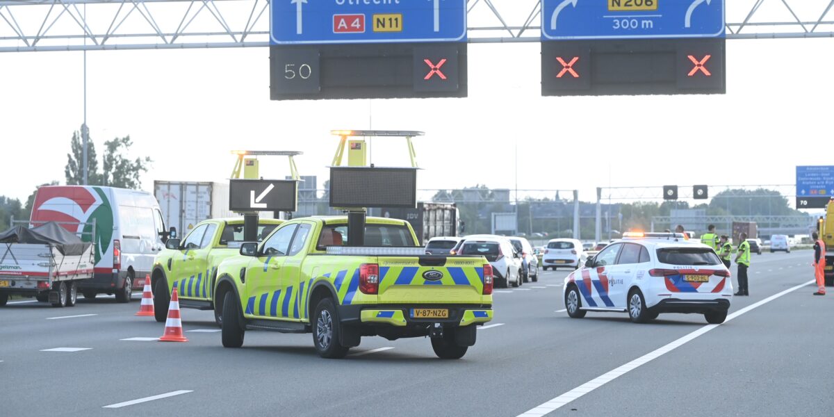 Schade en vertraging bij botsing op snelweg bij Leiden
